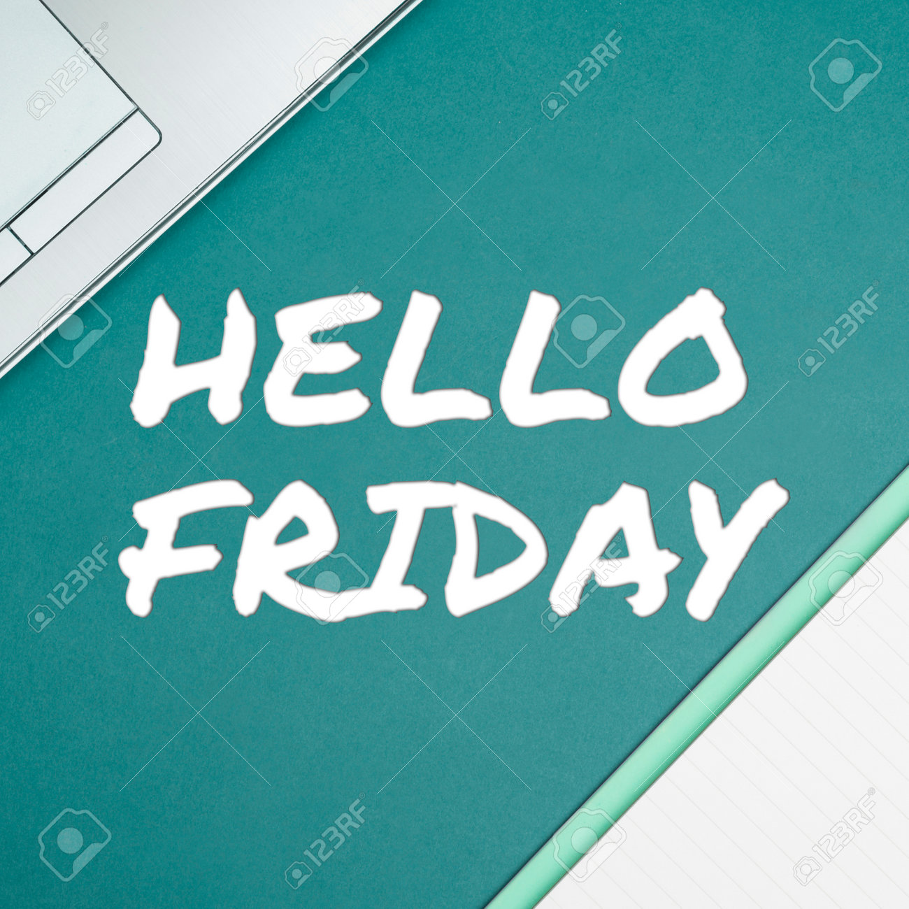 일주일의 끝이기 때문에 금요일 인사말에 필기 텍스트 안녕하세요 금요일 단어가 적혀 있습니다. 로열티 무료 사진, 그림, 이미지 그리고  스톡포토그래피. Image 198525174