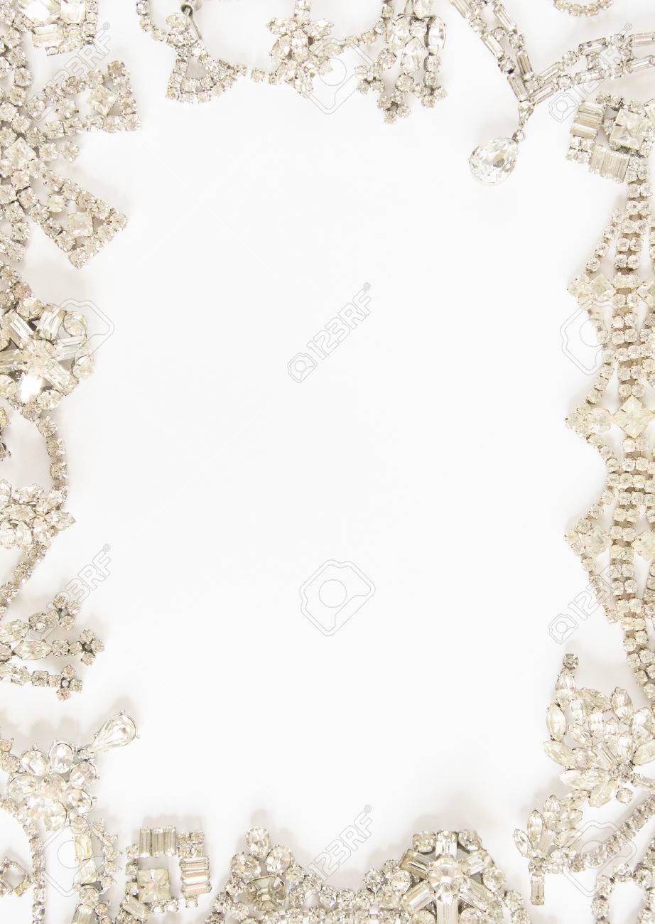 梨花ジュエリー 古いヴィンテージのジュエリー フレームです 美しい透明なラインス トーン ネックレス 白のイヤリング フラット横たわっていた トップ ビュー の写真素材 画像素材 Image