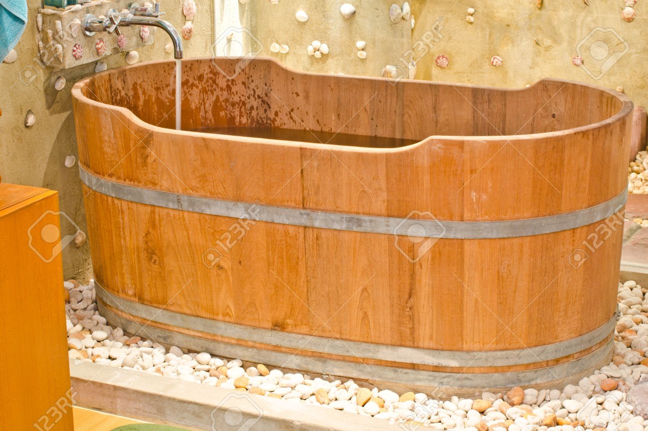 archivio fotografico vasca da bagno in legno a botte forma stile occidentale