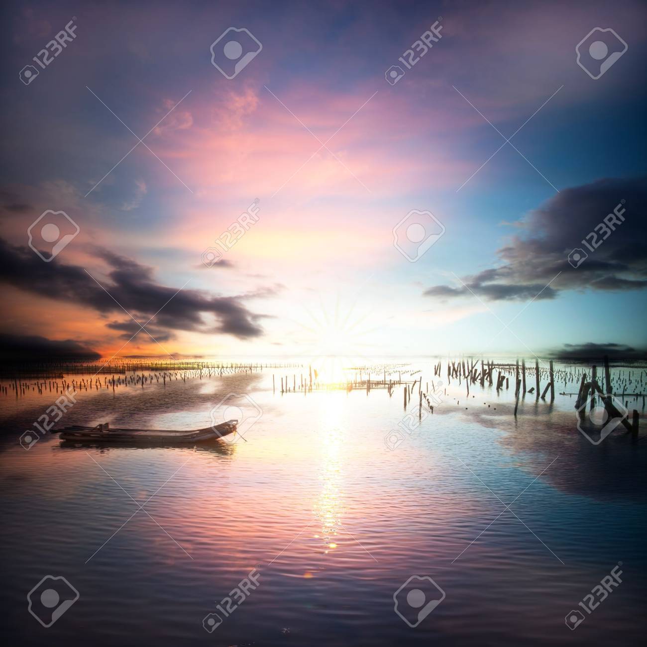 海と湖の美しい夕日と雲の反射 の写真素材 画像素材 Image