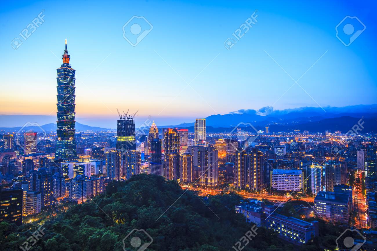 夕暮れ時に素敵な色 台湾台北の街のスカイライン の写真素材 画像素材 Image 夕暮れ時に素敵な色 台湾台北の街のスカイライン の写真素材 画像素材 Image