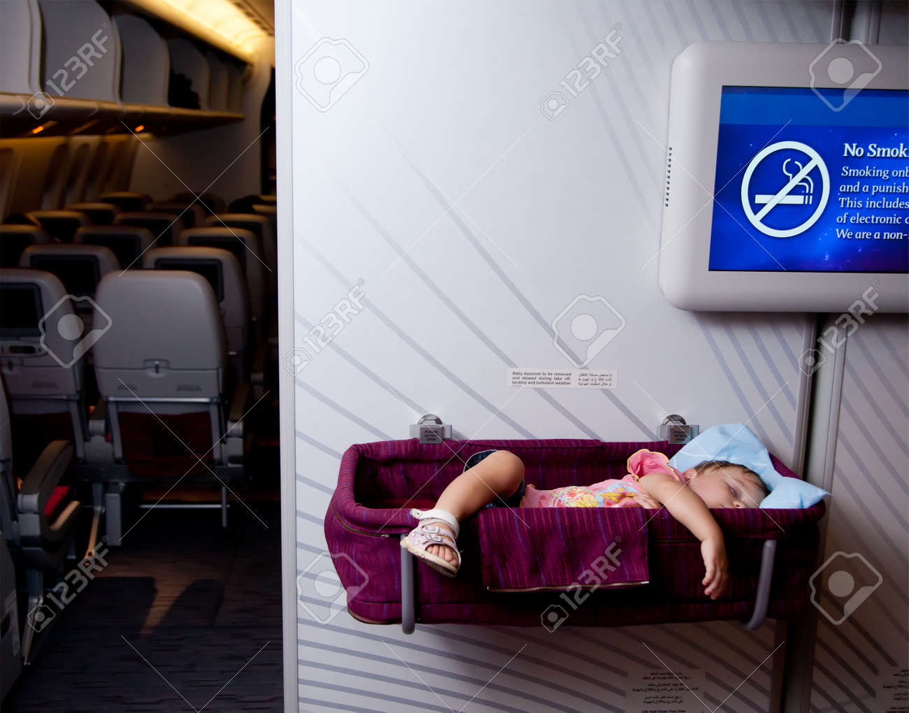 Voyage Avec Des Enfants Petit Deux Annees De Sommeil Jeune Fille De Bebe Dans Un Berceau Special Sur Un Avion Banque D Images Et Photos Libres De Droits Image