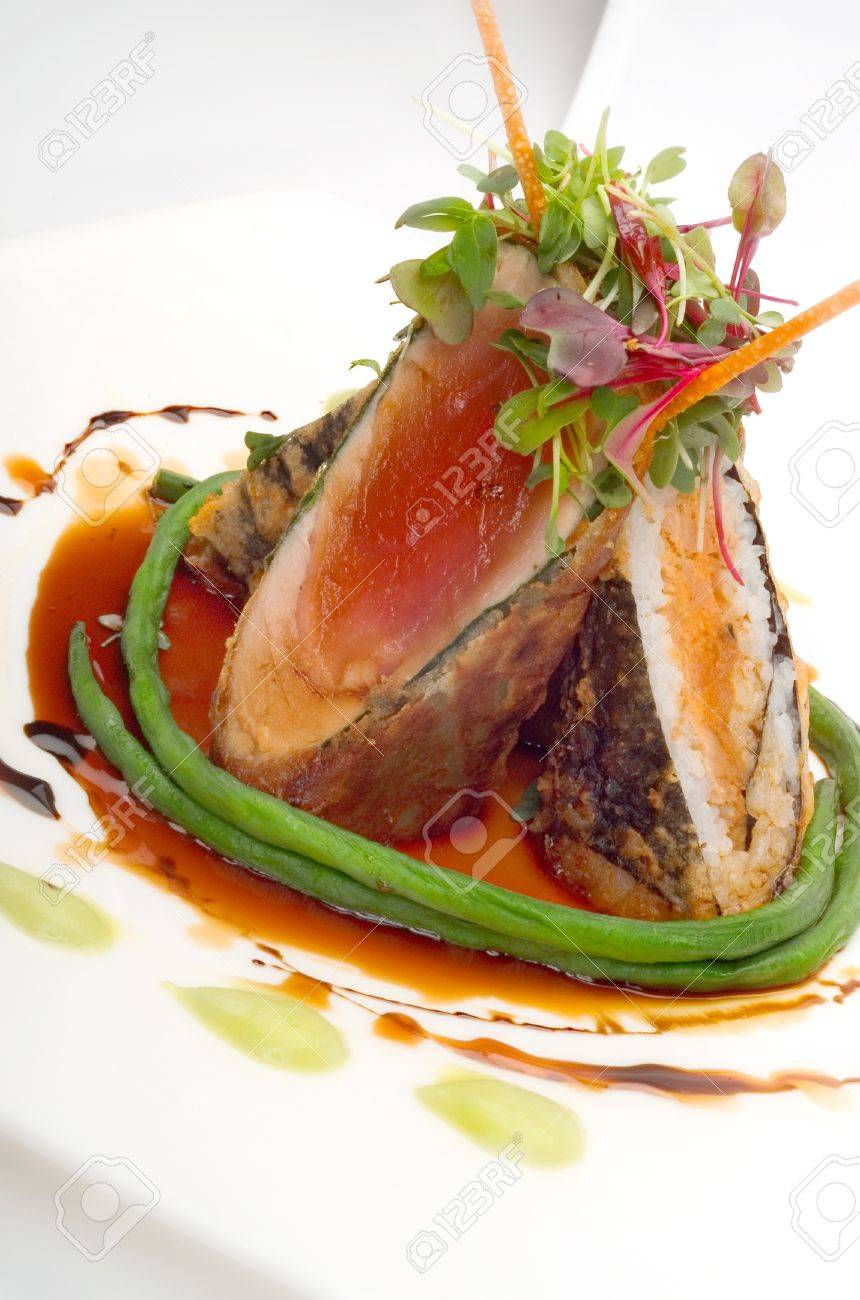 飾ると緑の豆の天ぷらマグロのロール の写真素材 画像素材 Image