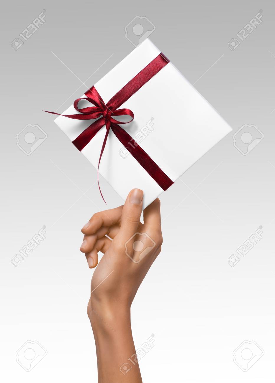 Mulher Isolada Maos Segurando Presente De Ferias Caixa Branca Com Fita Vermelha Sobre Um Fundo Branco Fotos Retratos Imagenes Y Fotografia De Archivo Libres De Derecho Image 66259765