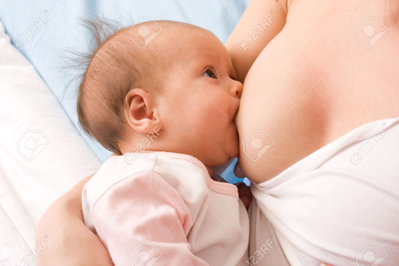 1 month baby breastfeeding