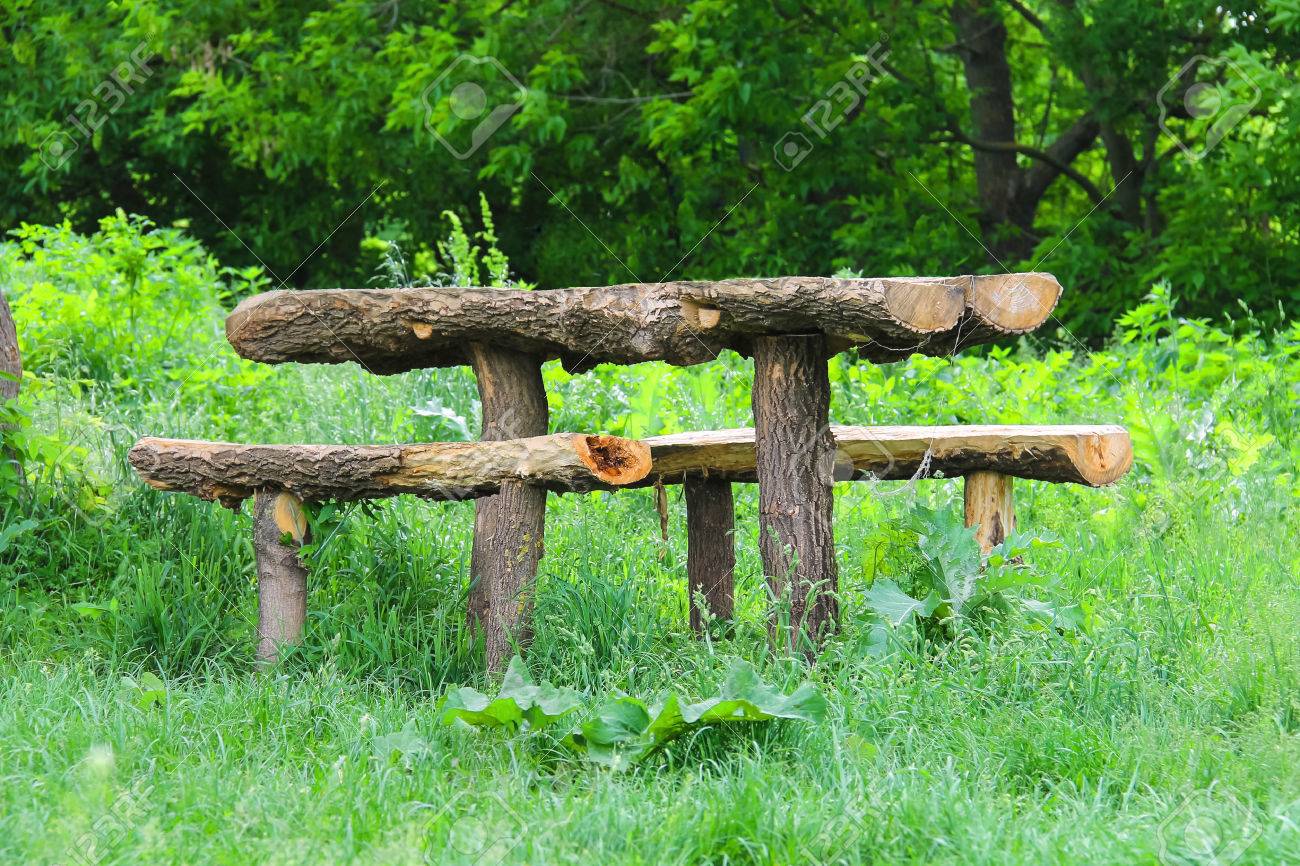 стол из земли на природе