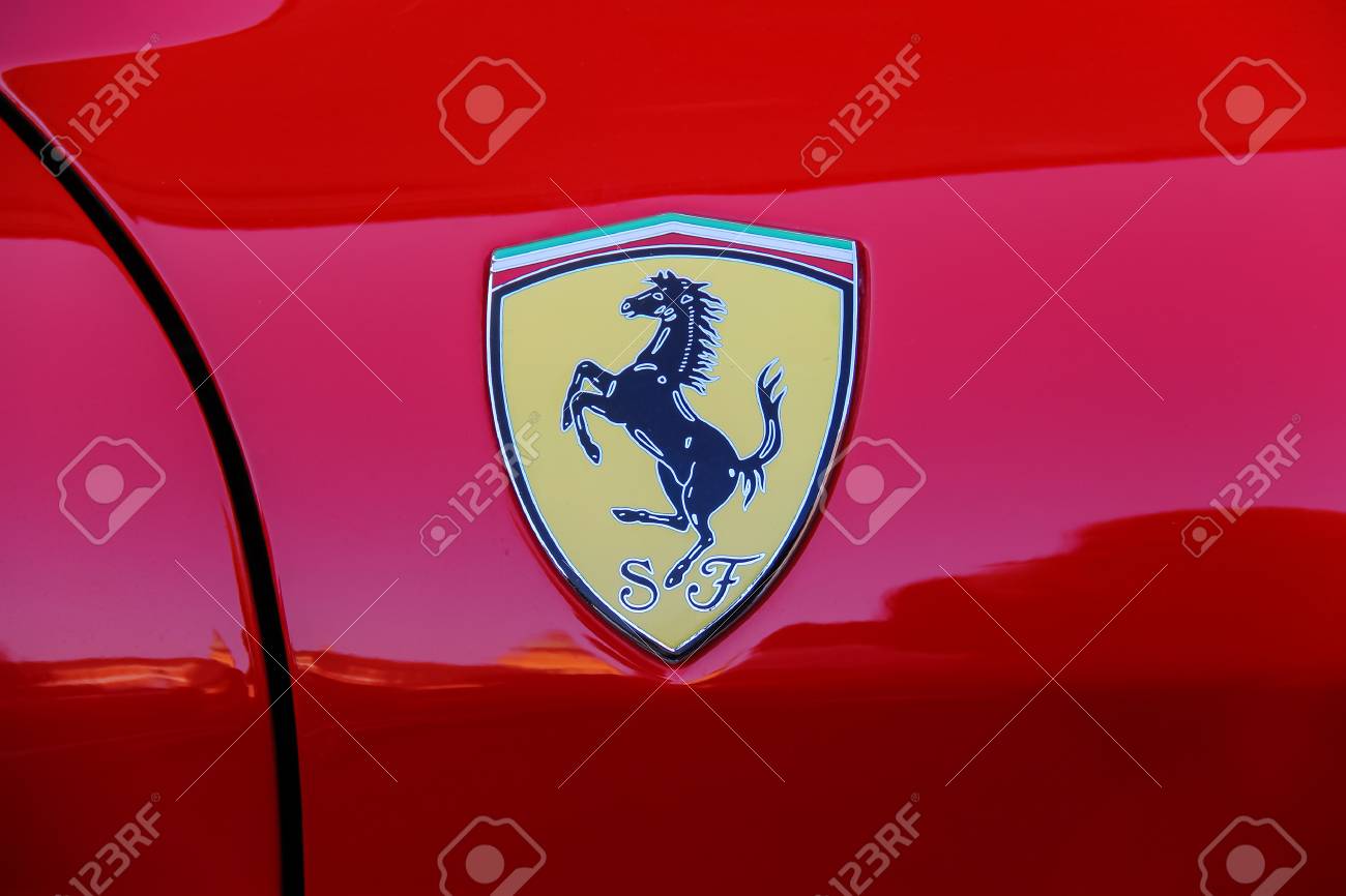 スピランバート イタリア 10月 02 16 赤い車のクローズアップの側面にフェラーリのロゴ の写真素材 画像素材 Image