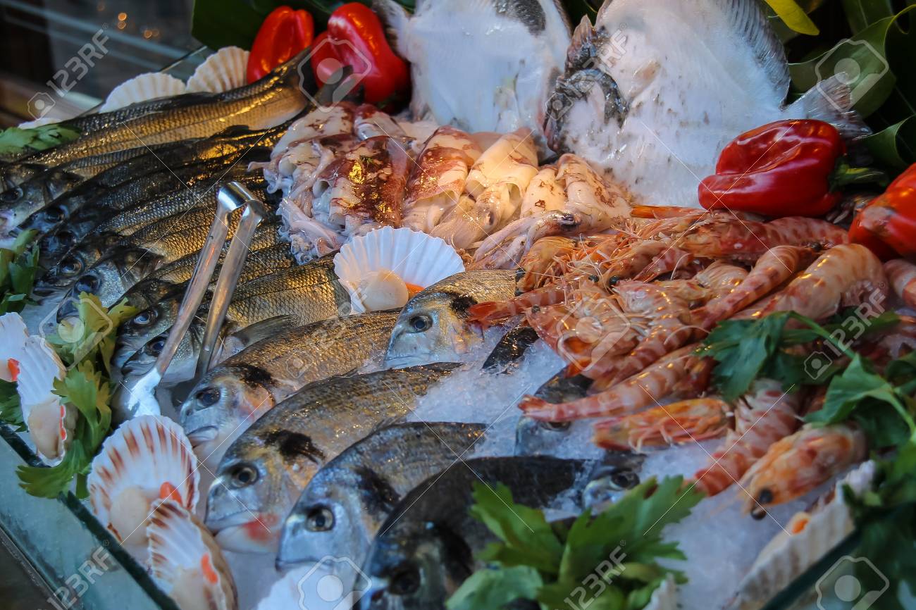 https://previews.123rf.com/images/nicknick/nicknick1803/nicknick180300018/97071910-fresh-seafood-in-ice-on-display-case.jpg