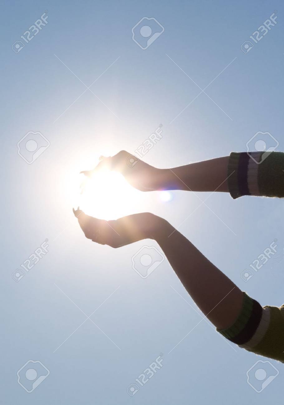 青空に太陽をかざす女の手 の写真素材 画像素材 Image 439