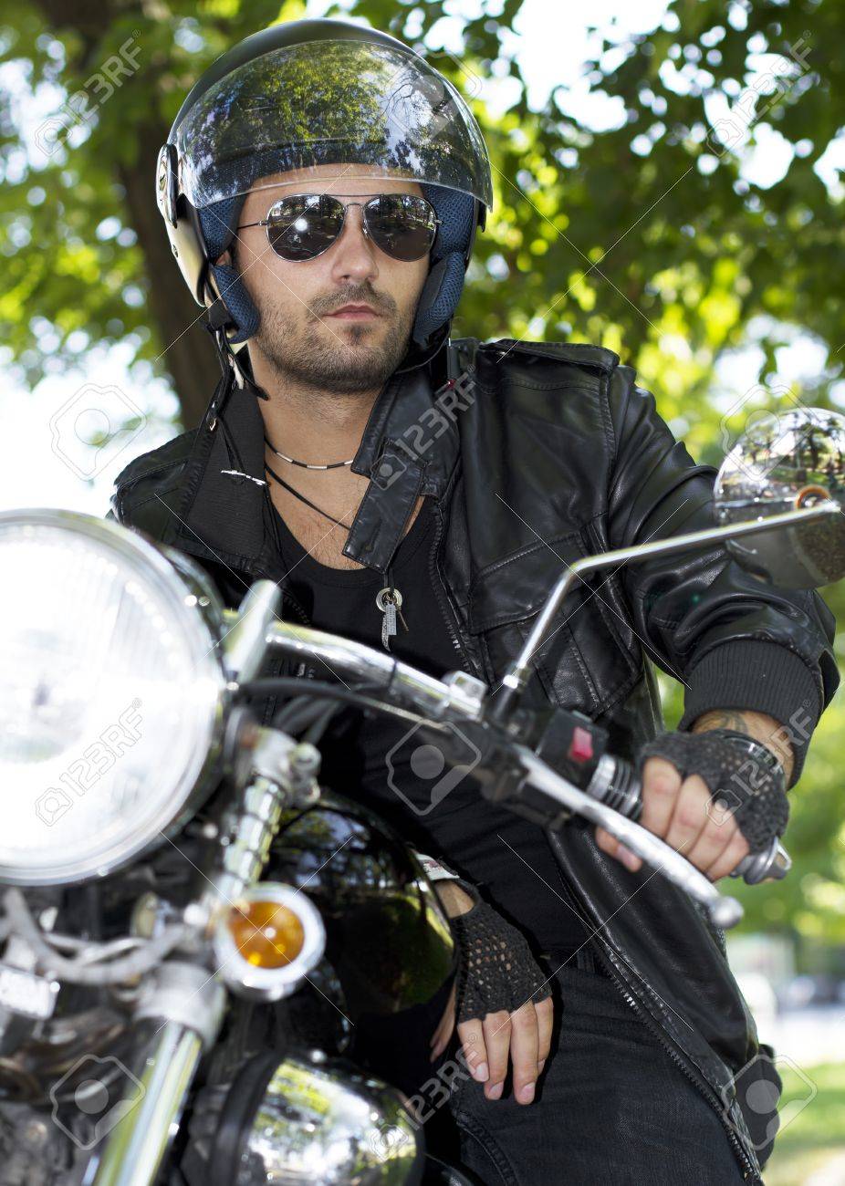 ヘルメットとサングラス オートバイ ライダー の写真素材 画像素材 Image