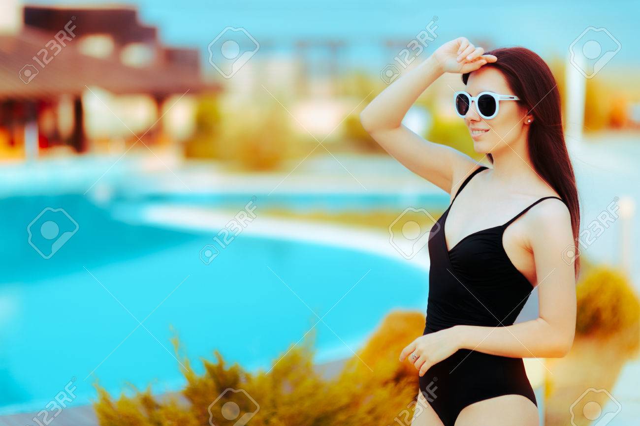 夏のファッション サングラス プールサイドで黒い水着の女の子 の写真素材 画像素材 Image