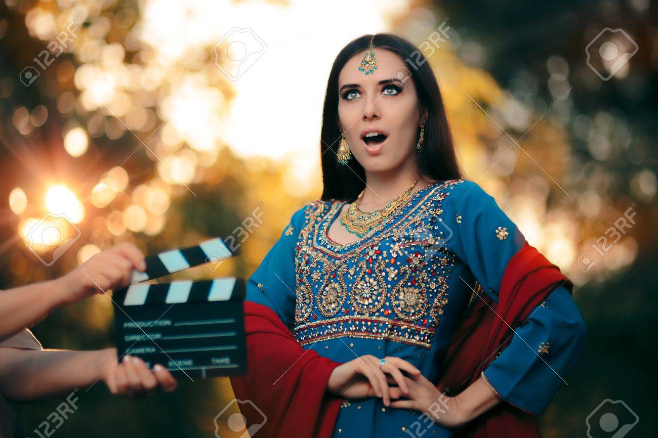 インド人の服や宝石を身に着けている驚きのボリウッド女優 の写真素材 画像素材 Image