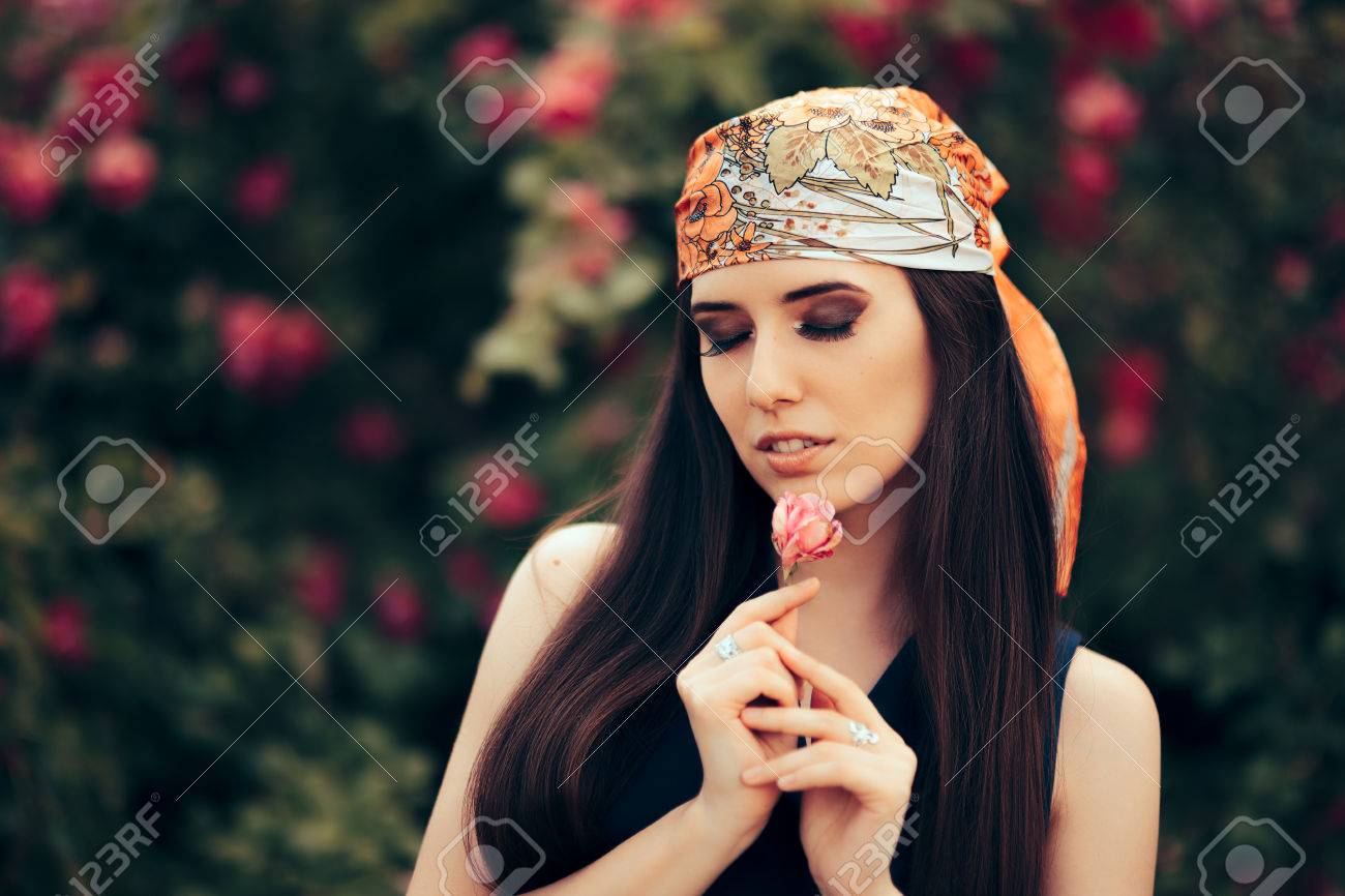 70 年代のレトロなスタイルの衣装で頭のスカーフを着用するファッション女性 の写真素材 画像素材 Image 7413 70 年代のレトロなスタイルの衣装で頭のスカーフを着用するファッション女性 の写真素材 画像素材 Image 7413