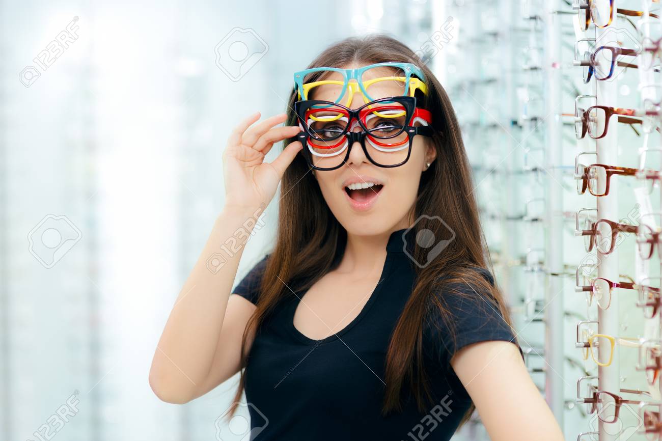 光ストアに多数の眼鏡フレームとする女がおかしい の写真素材 画像素材 Image 4299