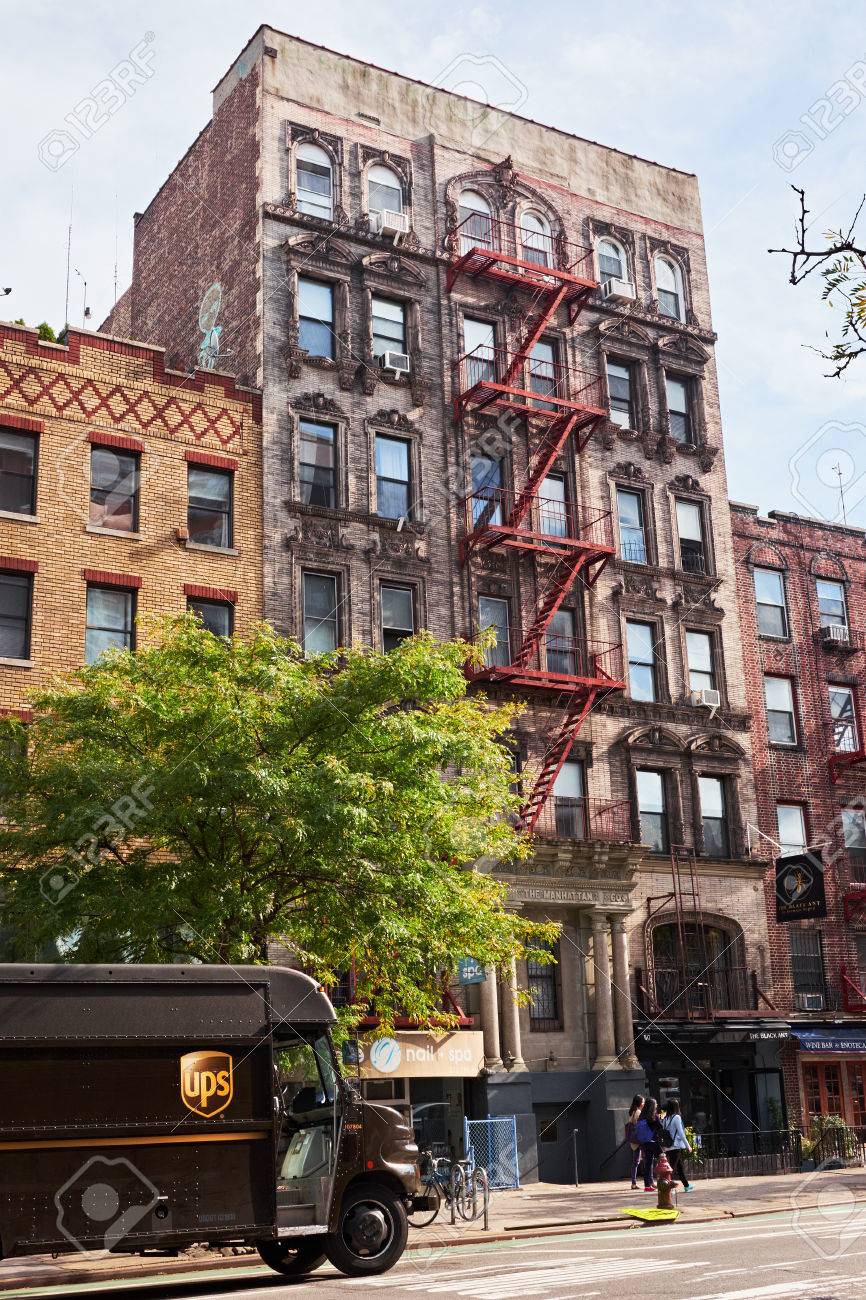 ニューヨーク シティ 14 年 10 月 16 日 典型的な古いロウアー イースト サイドのアパート 県営 2 番街で 通りに面したファサードに添付鋼ファイア エスケープ階段と建物 の写真素材 画像素材 Image