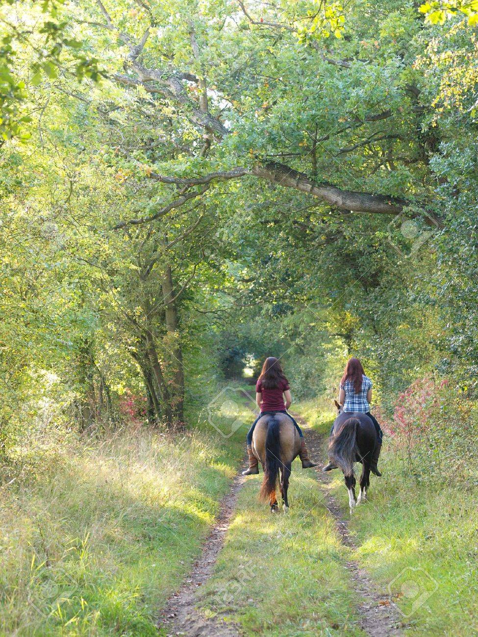 Zwei Girls reiten den Cowboy auf der Terrasse Zwei Girls reiten den Cowboy auf der Terrasse