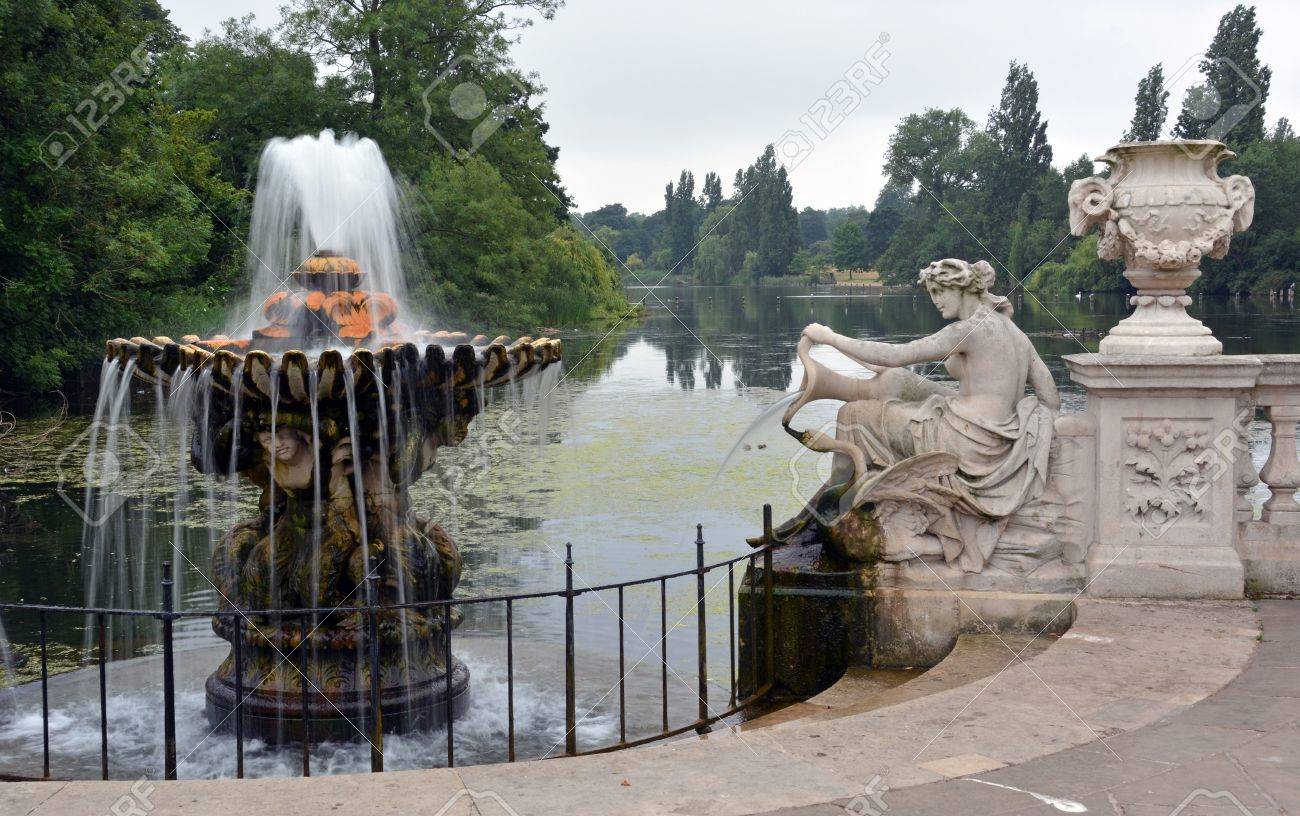 蛇紋岩は イタリアン ガーデン ハイドパーク ロンドン イギリスで背景像噴水 の写真素材 画像素材 Image
