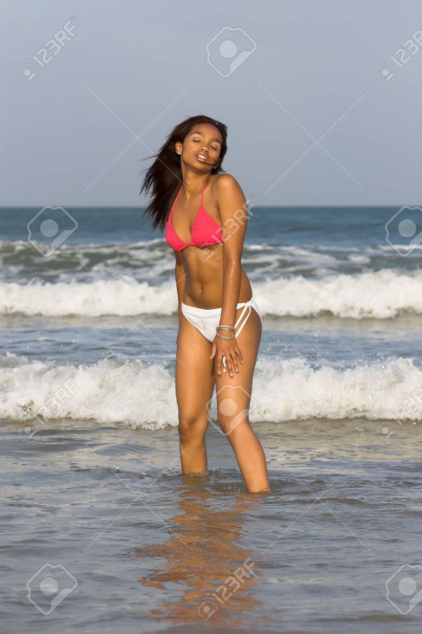 カリブ海ビキニモデル ビーチでポーズ の写真素材 画像素材 Image