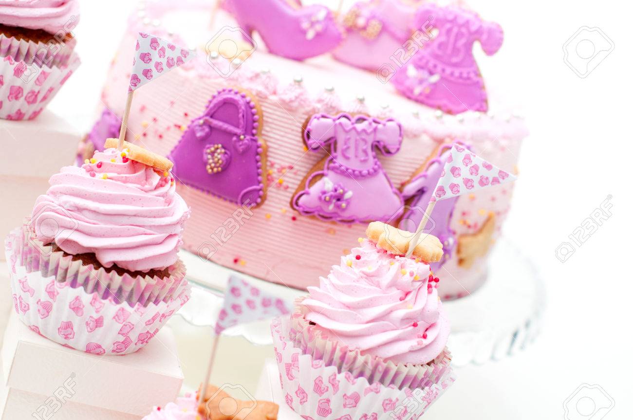 紫やピンクの女の子の誕生日ケーキ の写真素材 画像素材 Image