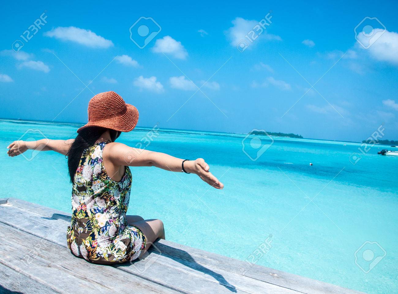若いきれいな静かな海の景色を楽しむ花のドレスの女性 の写真素材 画像素材 Image 若いきれいな静かな海の景色を楽しむ花のドレスの女性 の写真素材 画像素材 Image
