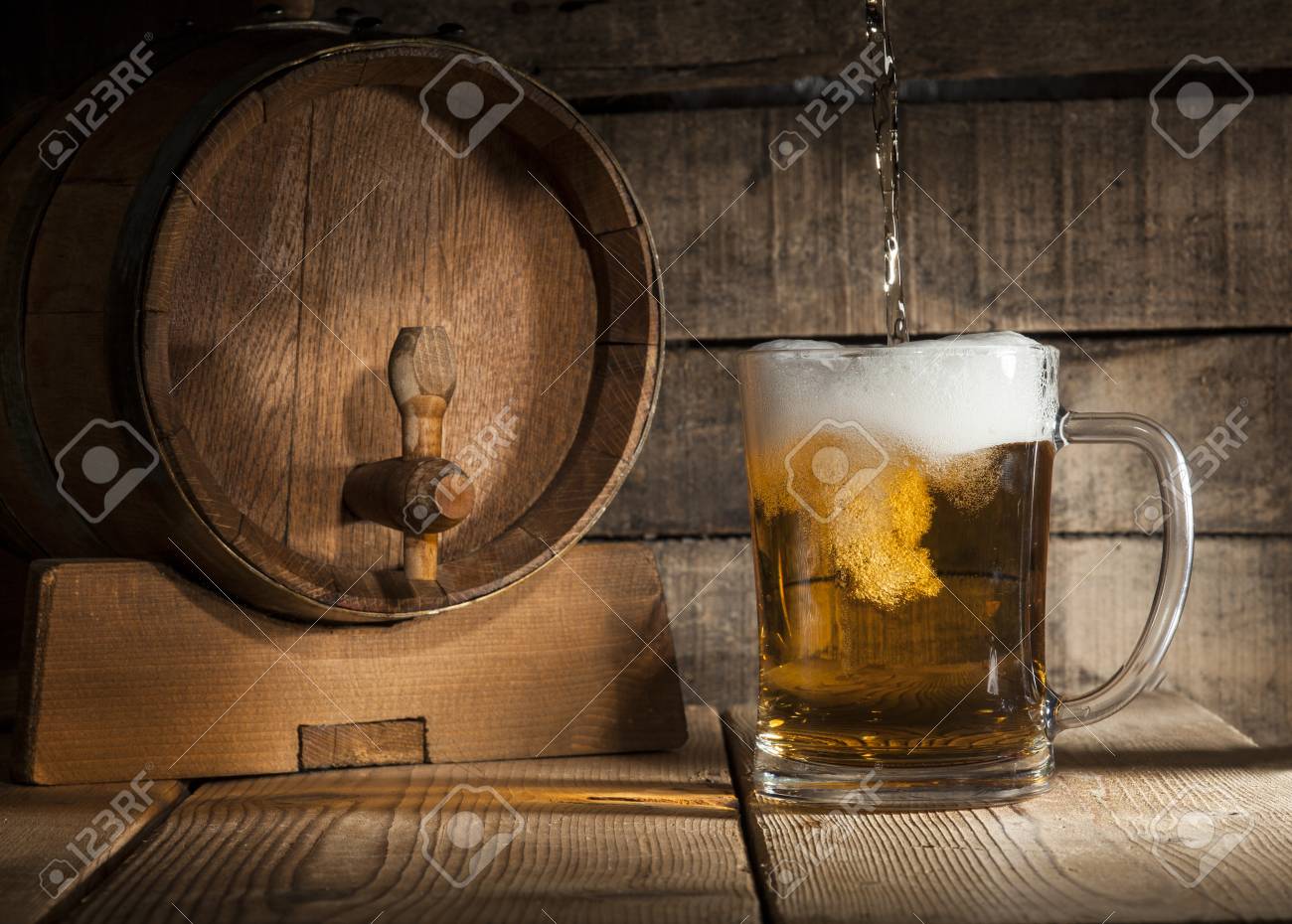 木製暗い背景にビールのジョッキでビール樽 の写真素材 画像素材 Image