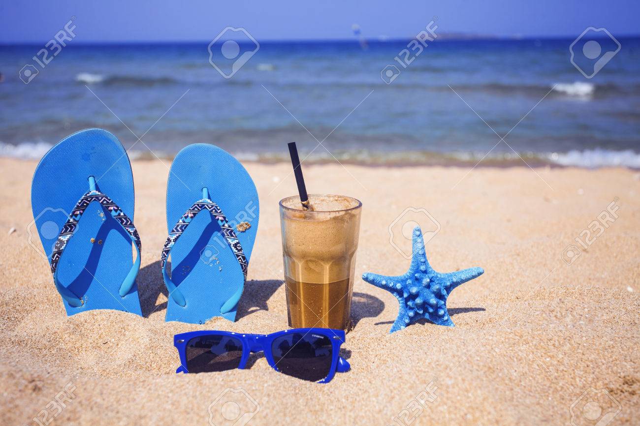 アイス コーヒー 青いフリップフ ロップ ヒトデ 砂浜でサングラス の写真素材 画像素材 Image アイス コーヒー 青いフリップフ ロップ ヒトデ 砂浜でサングラス の写真素材 画像素材 Image