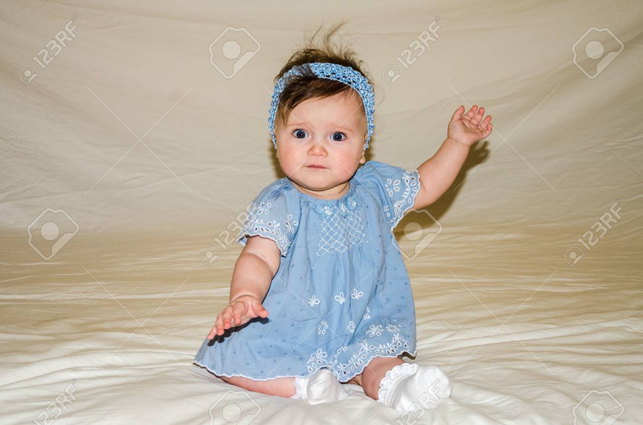 Portrait Der Schonen Sussen Kleinen Baby Madchen In Einem Blauen Kleid Mit Einer Haarnadel Auf Dem Kopf Die Lachelt Lizenzfreie Fotos Bilder Und Stock Fotografie Image
