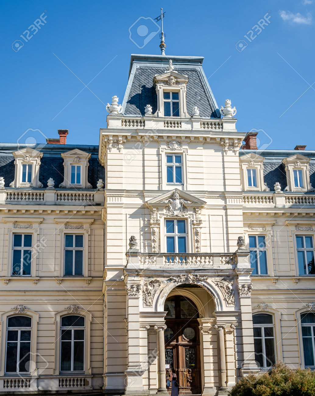 ポトツキ宮殿バルコニー 入り口の門 彫像 家族の紋章付き外衣および路上コペルニクス リヴィウ ウクライナのパターンの窓 の写真素材 画像素材 Image