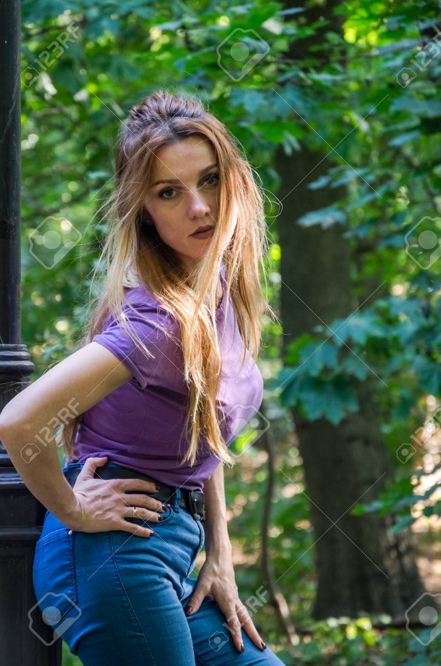 Amature squirt Sexy girl posing in the trees