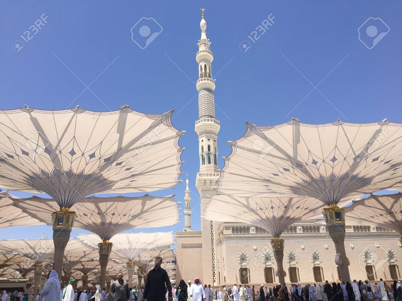 マディーナ サウジアラビア王国 16 年 4 月 19 日 メディナの預言者ムハンマド モスク アル マスジド Nabawi 預言者の モスク が設立され サウジアラビアのメディナの街に位置しています 預言者ムハンマド ムハンマドによって建てモスク の写真素材 画像 マディーナ サウジアラビア王国 16 年 4 月 19 日 メディナの預言者ムハンマド モスク アル マスジド Nabawi 預言者の モスク が設立され サウジアラビアのメディナの街に位置しています 預言者ムハンマド ムハンマドによって建てモスク の写真素材 画像