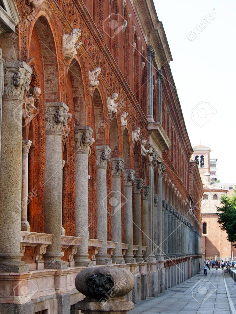 イタリアのミラノ大学で美しいれんが造りのファサード の写真素材 画像素材 Image 72350424