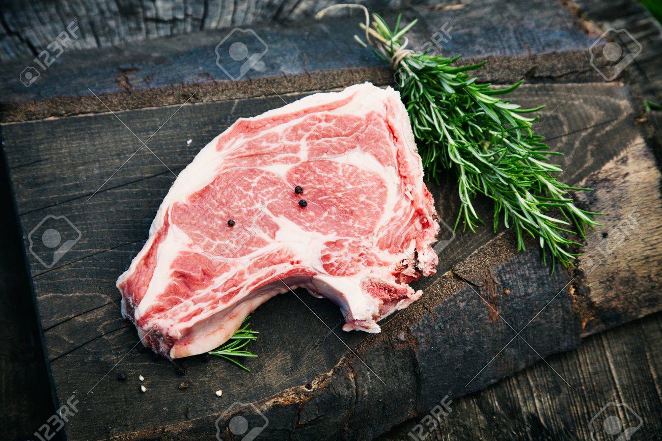 肉 ハーブと木の生のランプ肉のステーキ の写真素材 画像素材 Image