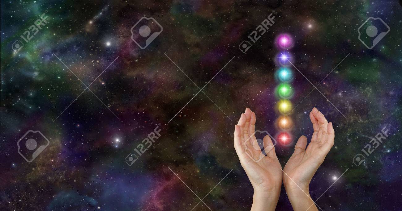 チャクラ癒しの宇宙エネルギーを送信します の写真素材 画像素材 Image