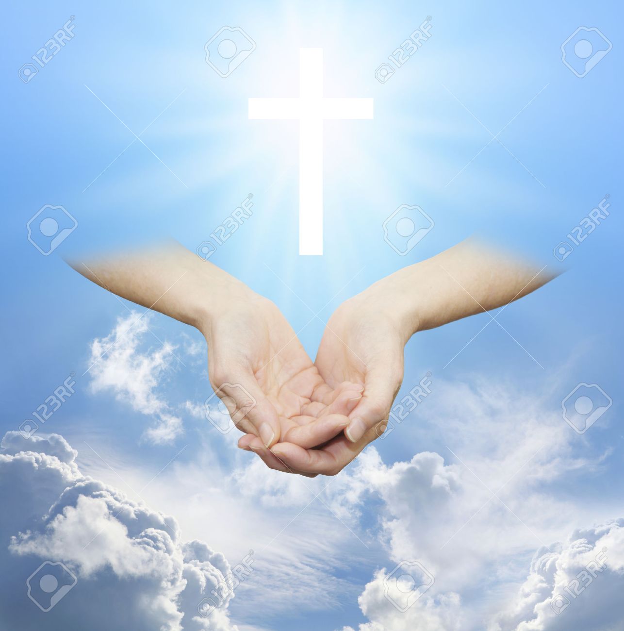 Adorant La Source Divine De L Amour Et De Lumiere Femme Mains En Forme De Coupe Avec Une Croix Blanche Brillante Planer Au Dessus Sur Un Fond Bleu Ciel Diurne Ensoleille Avec Des Adorant La Source Divine De L Amour Et De Lumiere Femme Mains En Forme De Coupe Avec Une Croix Blanche Brillante Planer Au Dessus Sur Un Fond Bleu Ciel Diurne Ensoleille Avec Des