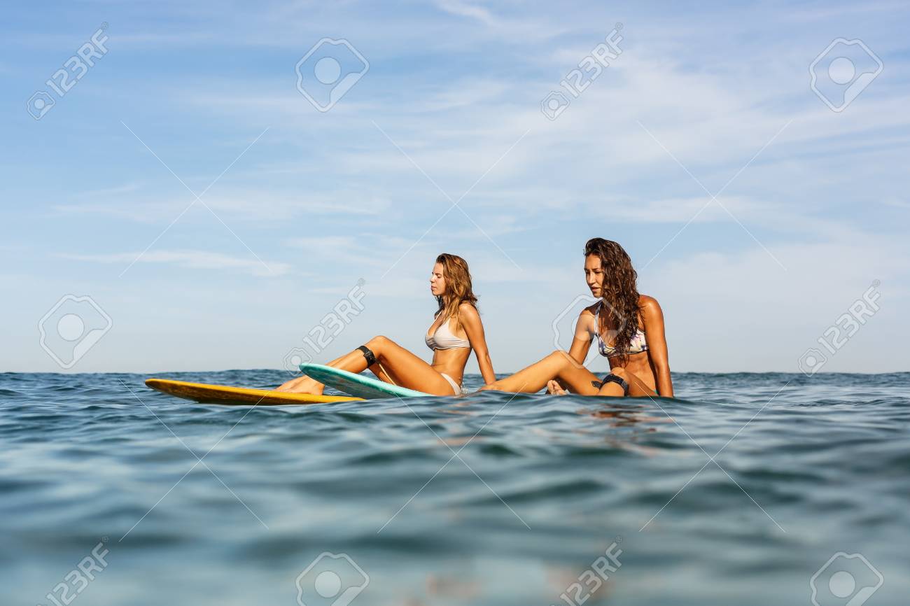 2 つの美しいスポーティなサーフィン ガール ヨガをやって 日の出や日没の大きなロングボード サーフィン サーフボード ボードに海に分散します 現代のアクティブなスポーツ ライフ スタイルや夏の休暇 の写真素材 画像素材 Image 2 つの美しいスポーティなサーフィン ガール ヨガをやって 日の出や日没の大きなロングボード サーフィン サーフボード ボードに海に分散します 現代のアクティブなスポーツ ライフ スタイルや夏の休暇 の写真素材 画像素材 Image