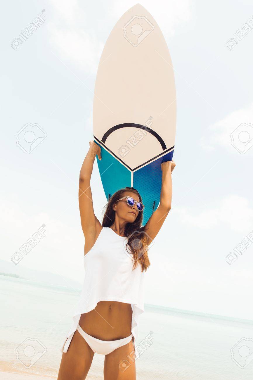官能的なチュニカ 熱帯のビーチ ファッション サングラスのセクシーな女性は 彼女自身を彼女のサーフィン ボードを保持します 幸せなモダンなヒップスター サーフィン ガール海海岸で楽しい時を過します 水泳の良い日当たりの良い夏の日 の写真素材 画像素材 官能的なチュニカ 熱帯のビーチ ファッション サングラスのセクシーな女性は 彼女自身を彼女のサーフィン ボードを保持します 幸せなモダンなヒップスター サーフィン ガール海海岸で楽しい時を過します 水泳の良い日当たりの良い夏の日 の写真素材 画像素材