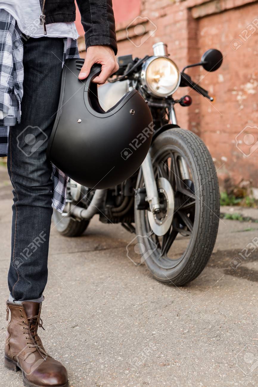 クラシックなスタイルのカフェ レーサー バイクの前で黒いヘルメットとハンサムなライダー バイク人間手のクローズ アップ バイク カスタム ヴィンテージ ガレージで行われました 残忍な都会のライフ スタイルを楽しい 屋外のポートレート の写真素材 画像素材 クラシックなスタイルのカフェ レーサー バイクの前で黒いヘルメットとハンサムなライダー バイク人間手のクローズ アップ バイク カスタム ヴィンテージ ガレージで行われました 残忍な都会のライフ スタイルを楽しい 屋外のポートレート の写真素材 画像素材