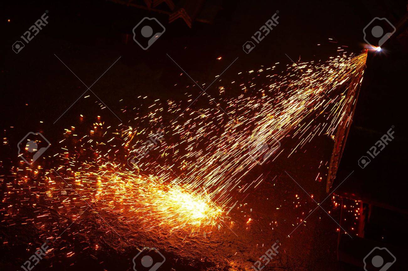 溶接火花 の写真素材 画像素材 Image