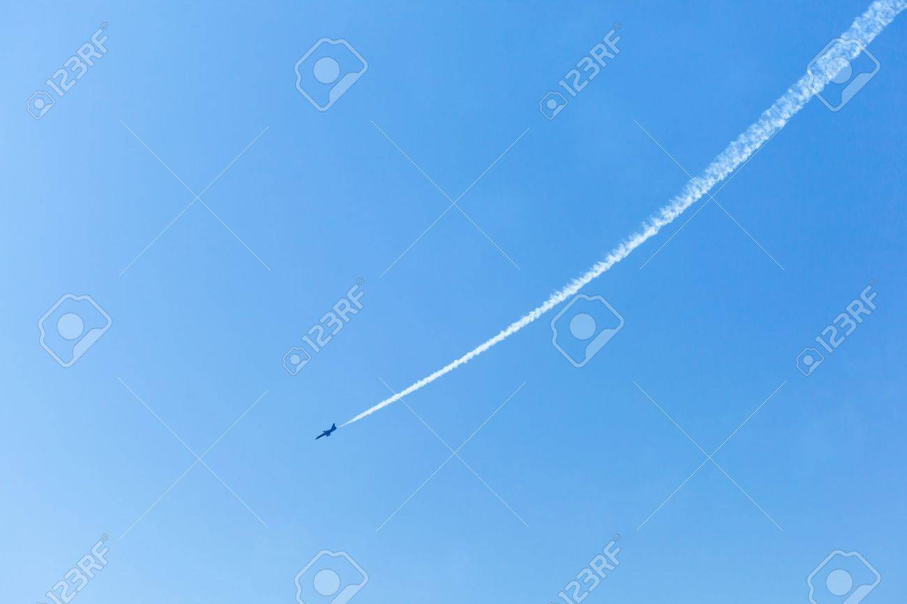 21539448-tra%C3%AEn%C3%A9e-blanche-d-un-