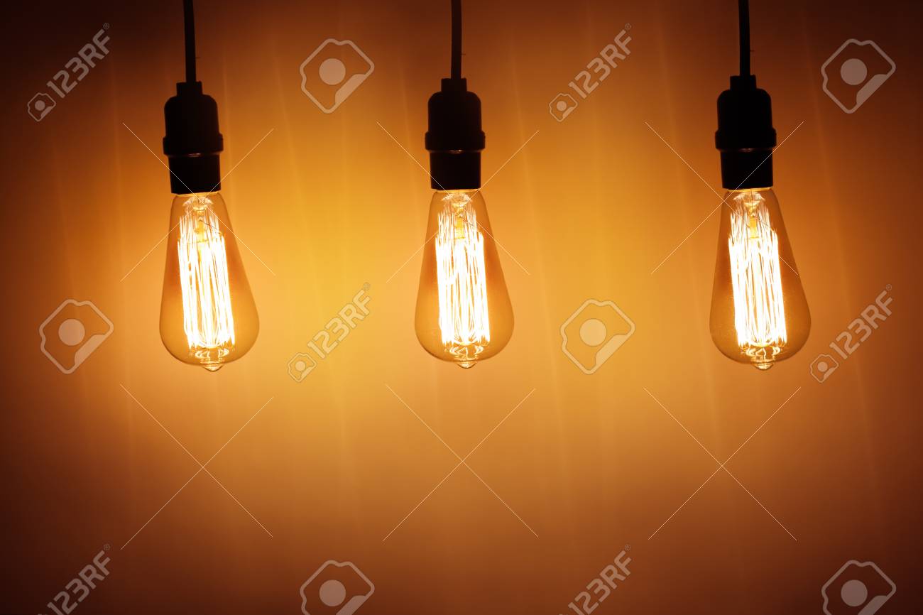 暖かい光を 3 つのヴィンテージの電球ランプ の写真素材 画像素材 Image 暖かい光を 3 つのヴィンテージの電球ランプ の写真素材 画像素材 Image