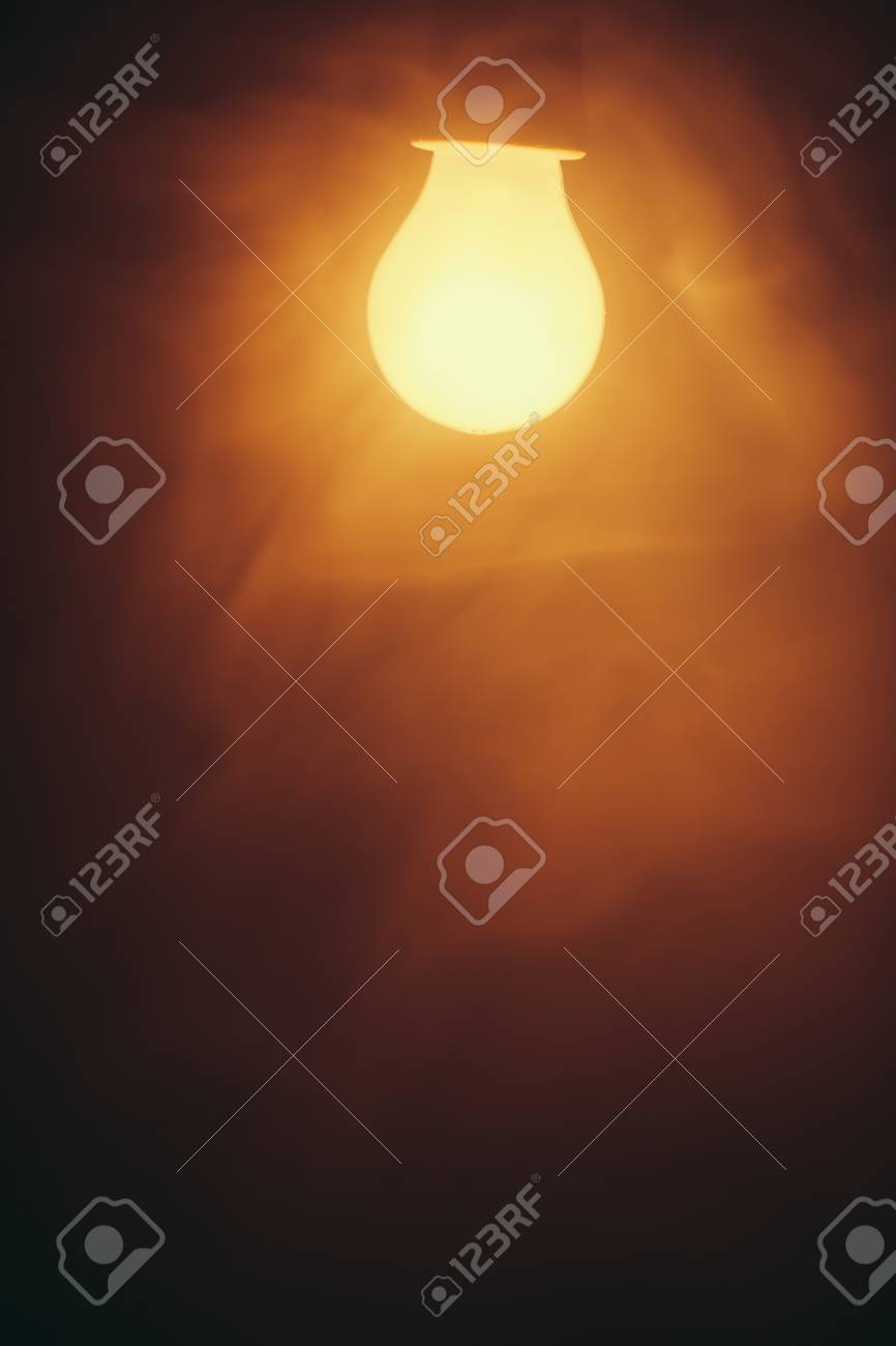霧の中の電球ランプの暖かい光 の写真素材 画像素材 Image 霧の中の電球ランプの暖かい光 の写真素材 画像素材 Image