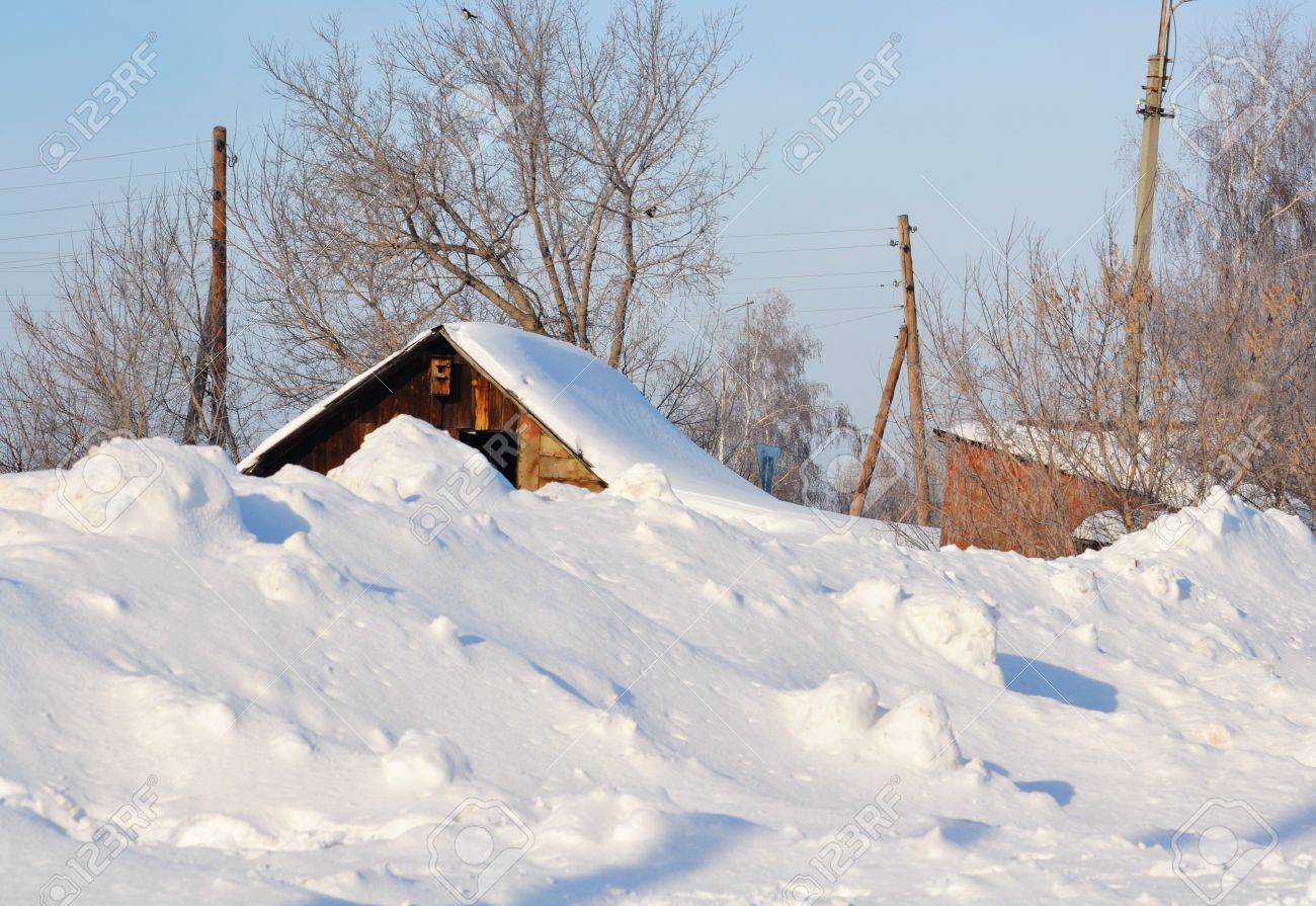 屋根上に積もった雪を張って村の冬 の写真素材 画像素材 Image