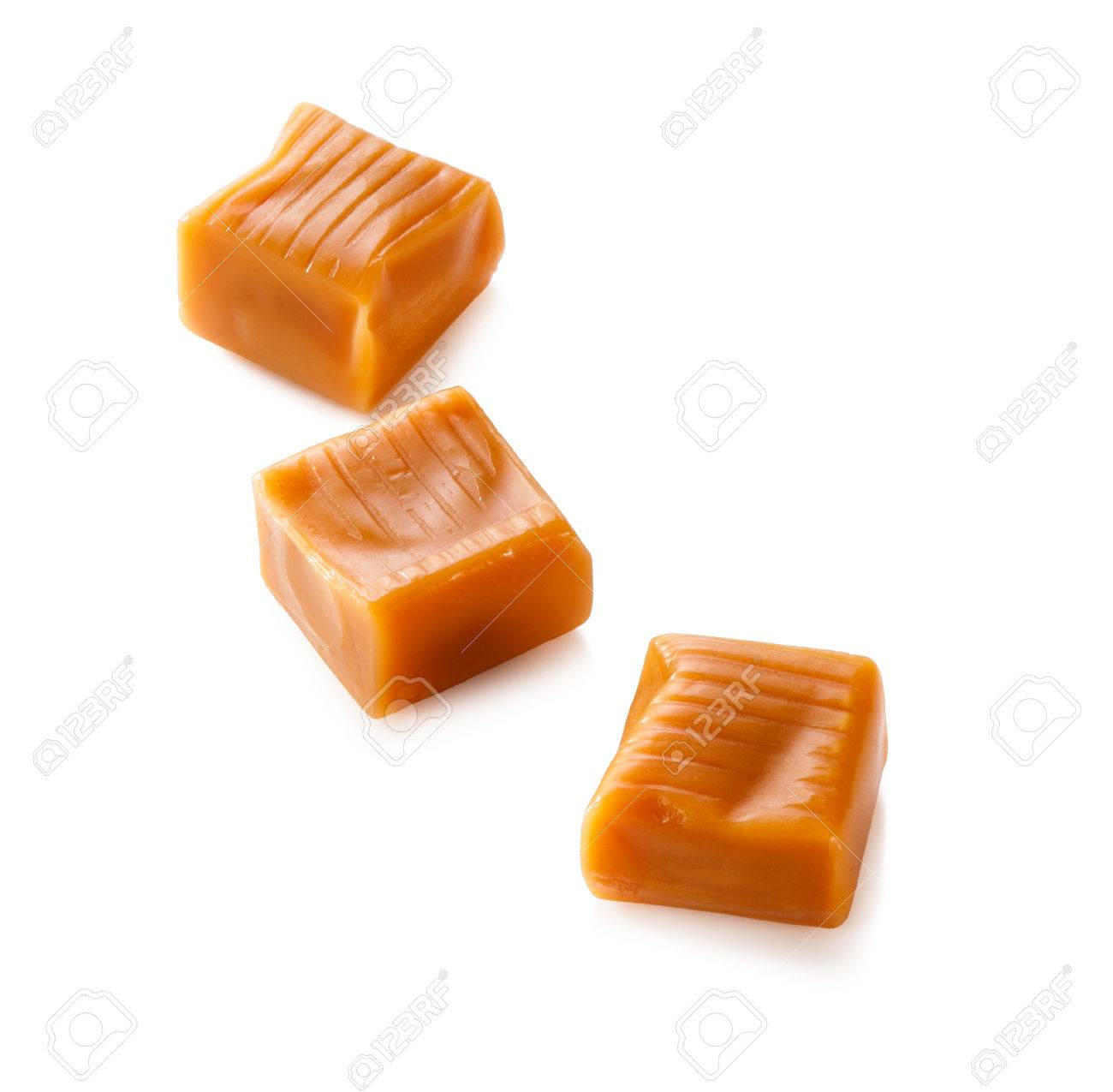 3 トフィー キャラメルお菓子クローズ アップ ホワイト バック グラウンドの分離 の写真素材 画像素材 Image