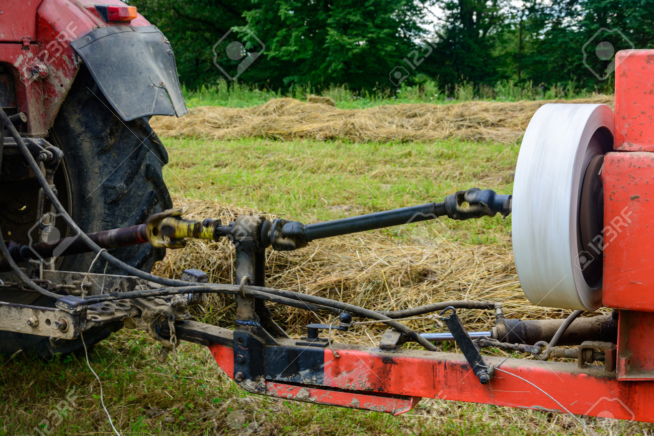 Trator E Eixo Cardan Para Equipamentos De Acoplamento, Trator No Campo  Durante A Fabricação De Feno. 2020 Foto Royalty Free, Gravuras, Imagens e  Banco de fotografias. Image 161579218