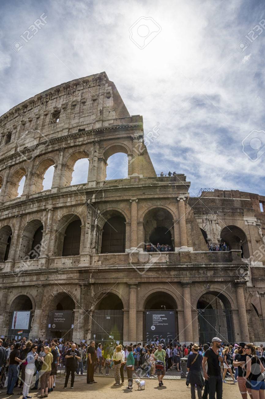 ローマ イタリア コロッセオは世界の最も有名な歴史的建造物の一つです 毎日 It39s は 世界から観光客の数千人が訪れています それはローマのシンボル の写真素材 画像素材 Image