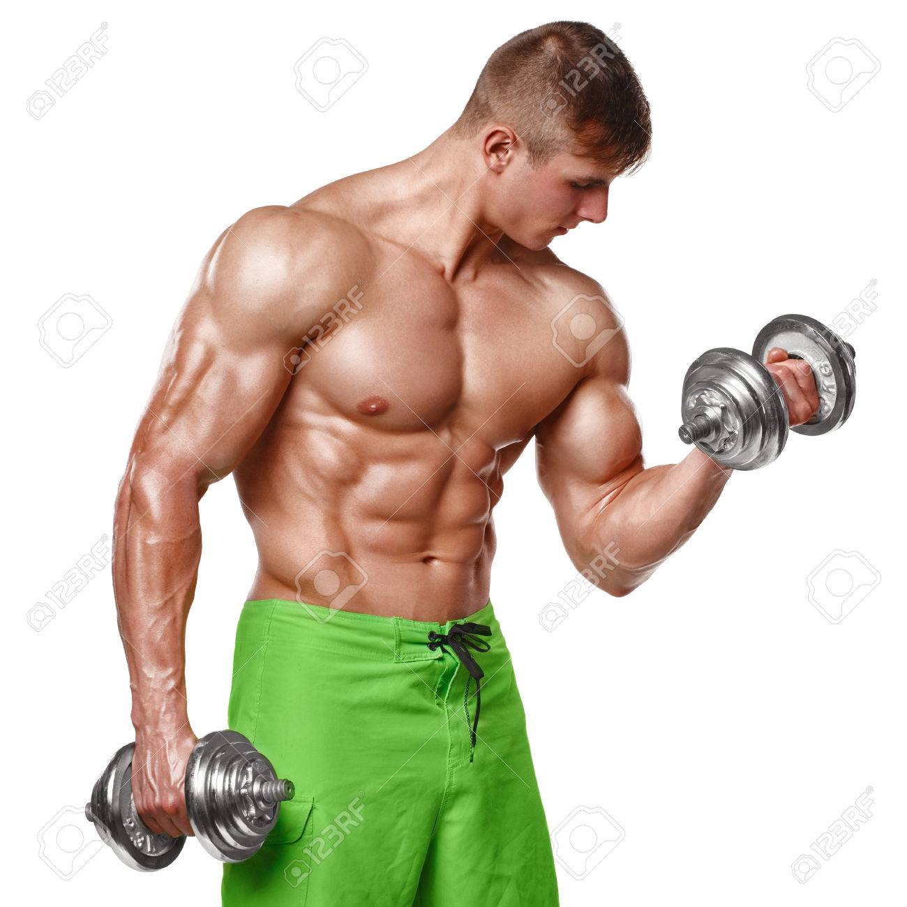 elaboración muscular del hombre haciendo ejercicios con pesas en el