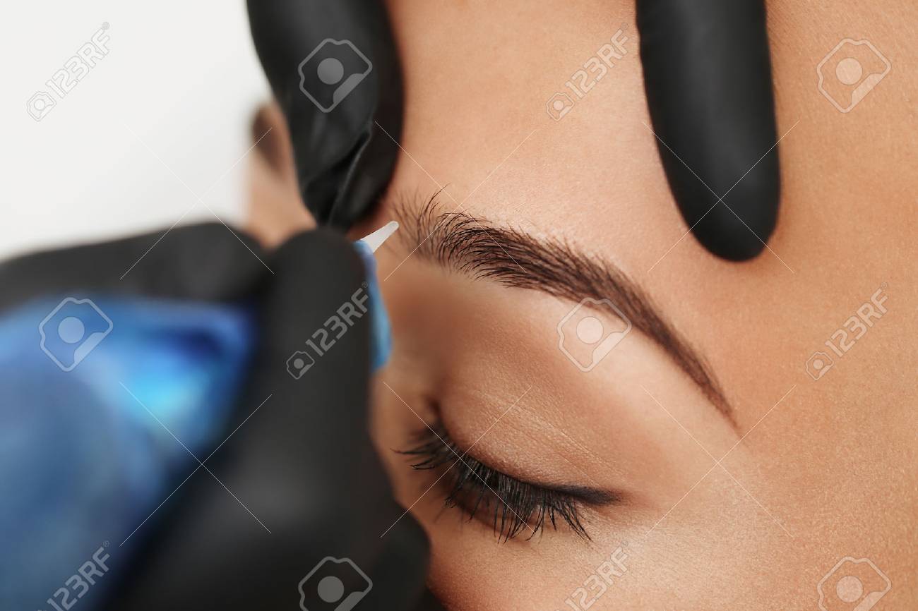 Cosmétologue Appliquer Le Maquillage Se Maquiller Sur Eyebrows Sourcils Tatouage