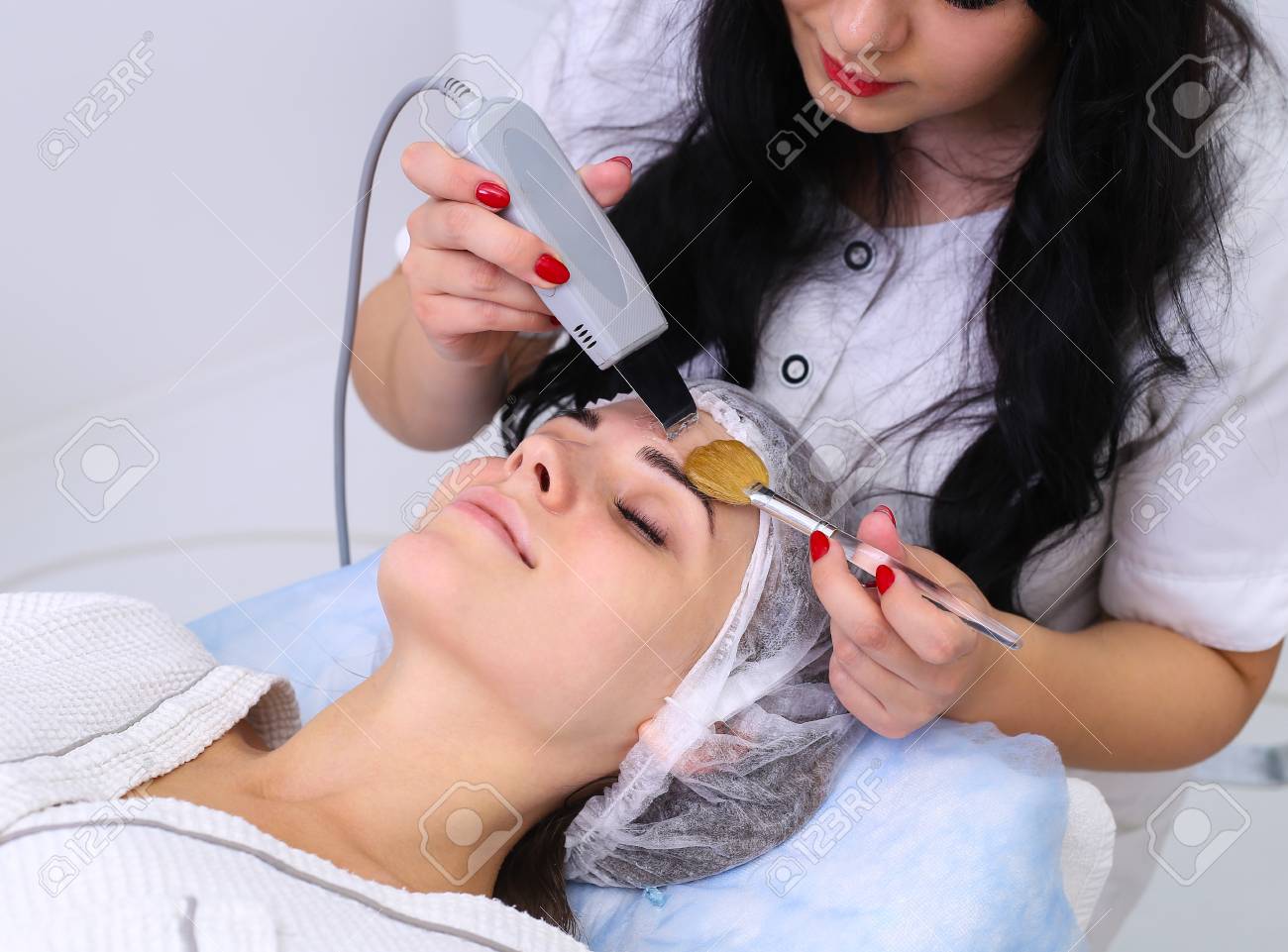 スキンケア 超音波キャビテーション顔ピーリングを受ける美人のクローズ アップ 超音波皮膚洗浄手順 美容トリートメント 美容 サロン の写真素材 画像素材 Image