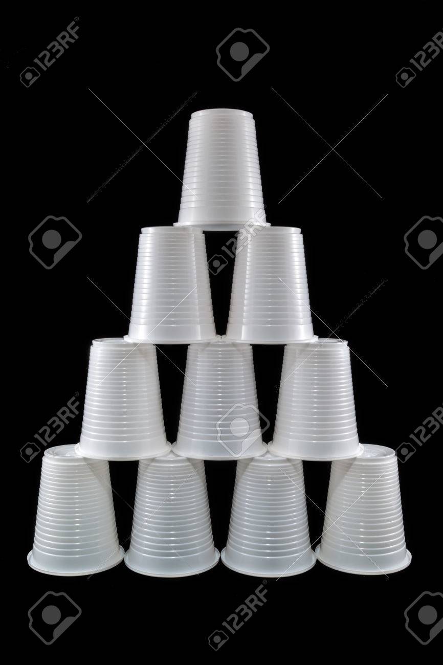 Пирамида из стаканчиков. Пирамидка стаканчики. Пирамидка из одноразовых стаканчиков. Башня из бумажных стаканчиков. Пирамида из бумажных стаканов.