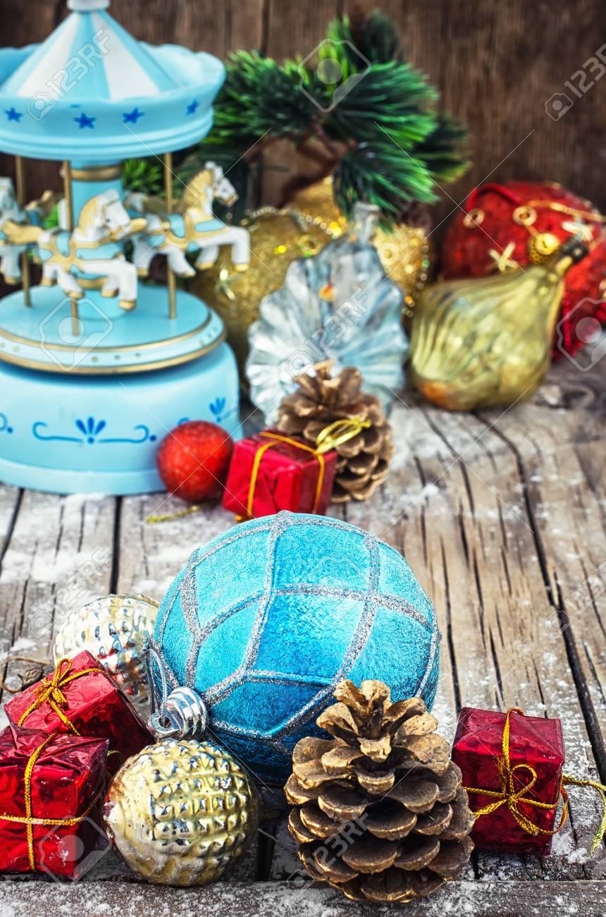 Immagini Di Natale Con Cavalli.Immagini Stock Giocattoli Di Natale Retro Sullo Sfondo Del Carosello Di Souvenir Con Cavalli Image 44575323